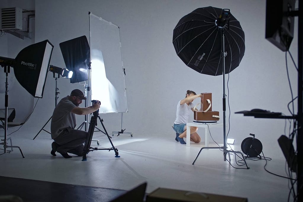 ekipa filmowa OM Studio Film Production podczas realizacji filmu reklamowego w studiu filmowy,